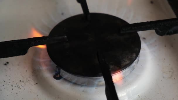 Encender Quemador Una Estufa Gas Sucia — Vídeo de stock