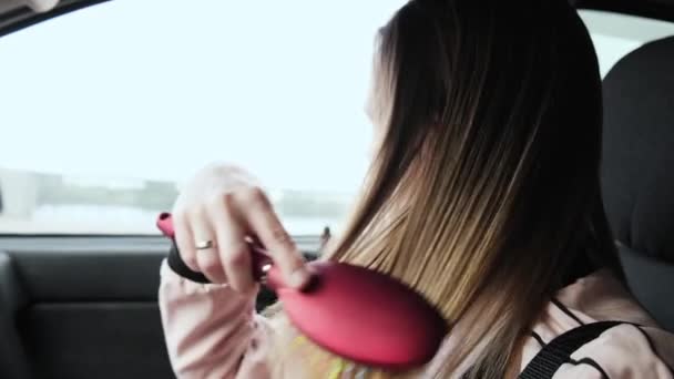 Uma Mulher Está Escovar Cabelo Num Carro Cuidados Com Cabelo — Vídeo de Stock