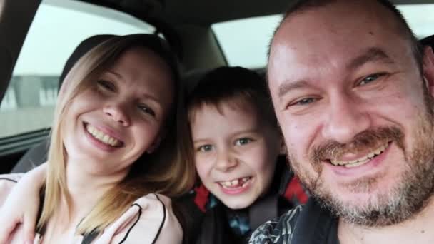 Maman Papa Son Fils Rient Dans Voiture Vacances Famille Voyage — Video