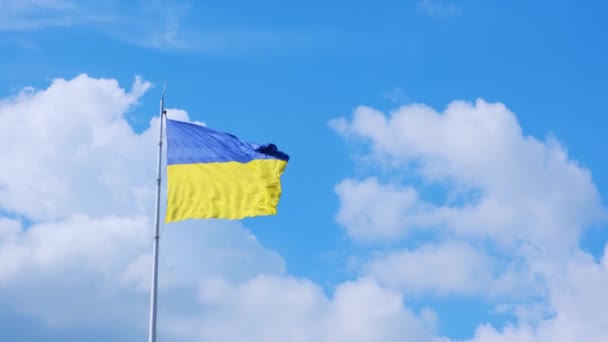 Machająca Flaga Ukrainy Przeciwko Błękitnemu Niebu Chmurami — Wideo stockowe
