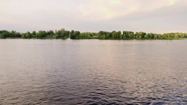夏天坐船经过城市河流的景色 岸上的绿树 水路旅行概念 — 图库视频影像