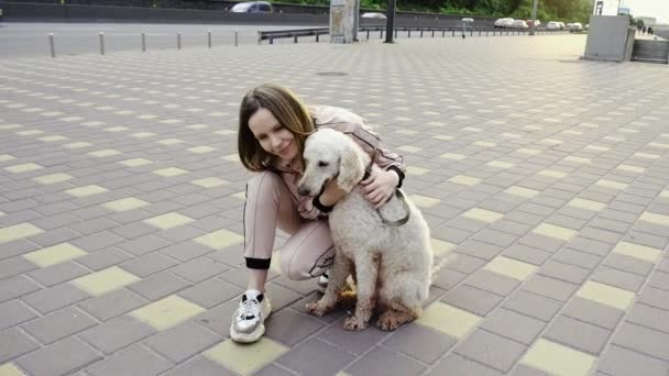 Eine Erwachsene Frau Trainingsanzug Mit Einem Großen Hund Einem Königspudel — Stockvideo