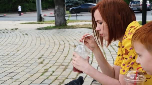 Una Donna Dai Capelli Rossi Con Una Camicia Gialla Riposa — Video Stock