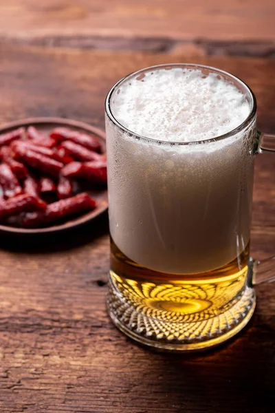 Copo Cerveja Lanches Salsichas Secas Fundo Madeira — Fotografia de Stock