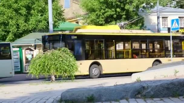 Kijev Ukrajna 2021 Augusztus Egy Sárga Trolibusz Indul Egy Megállóból — Stock videók