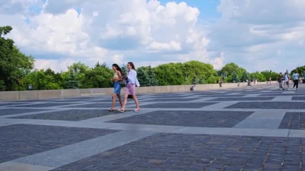 Κίεβο Ουκρανία Αύγουστος 2021 Πλατεία Πόδια Άνθρωποι Στην Πλατεία Κοντά — Αρχείο Βίντεο