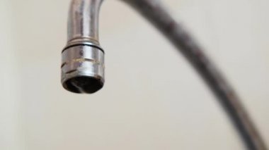 Damlayan musluk suyu. Arızalı vana contası, akış oranı, su tasarrufu kavramı.