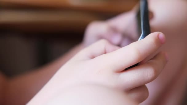 Gros Plan Sur Les Mains Enfant Jouant Sur Téléphone Portable — Video