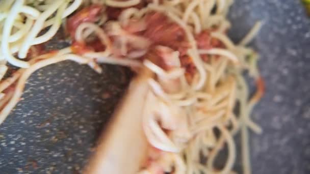 Spaghettis Instantanés Avec Viande Hachée Dans Une Casserole — Video