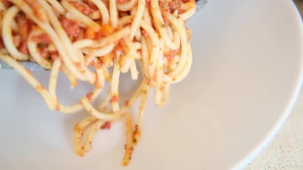 Spaghetti Met Gehakt Saus Worden Een Wit Bord Gelegd — Stockvideo