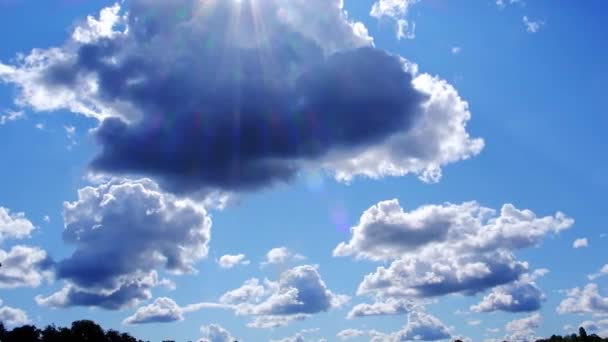 Céu Azul Com Nuvens Raios Sol — Vídeo de Stock