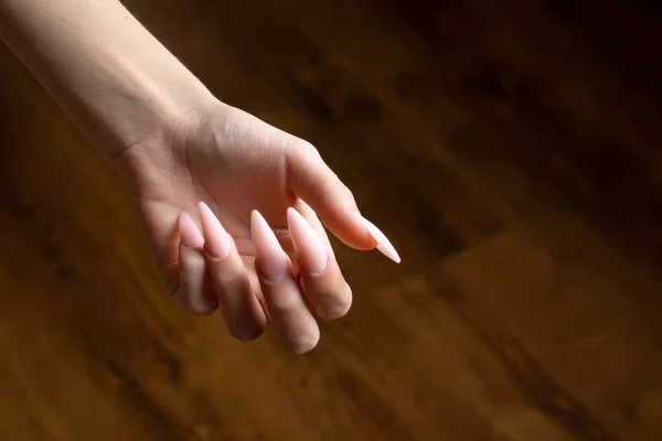 Sehr Lange Ausgestreckte Nägel Einer Dünnen Hand — Stockfoto