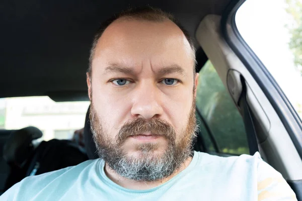 Retrato Homem Sem Barba Anos Num Carro Homem Comum Franze — Fotografia de Stock