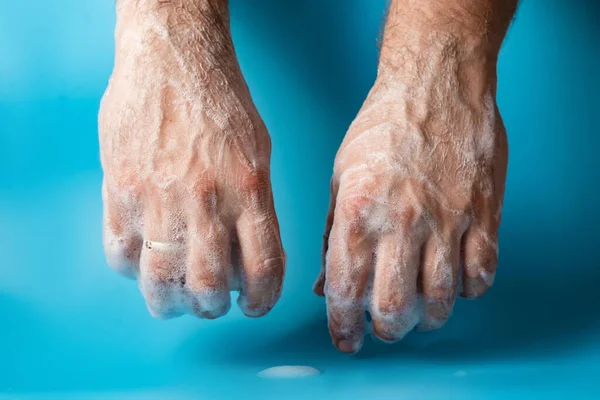 Global Handwashing Day Personligt Hygienkoncept Mans Hand Skum Håller Tvål — Stockfoto