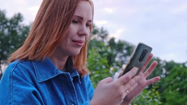 Rousse Âge Moyen Femme Textos Téléphone Dans Parc — Video