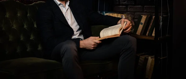 Stylový Nepoznatelný Muž Který Čte Knihu Když Sedí Gauči — Stock fotografie