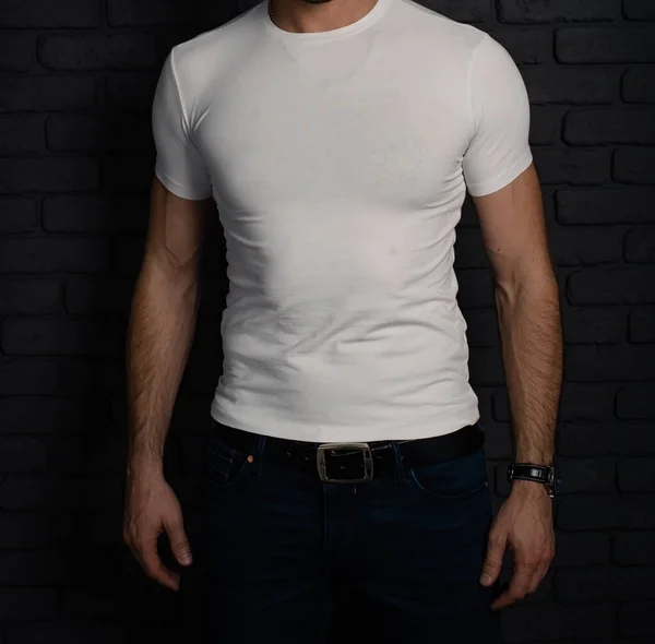 Homem Irreconhecível Uma Camiseta Branca Com Relógio Mão Fundo Escuro — Fotografia de Stock