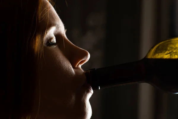 Женщина Средних Лет Пьет Вино Бутылки Темноте — стоковое фото