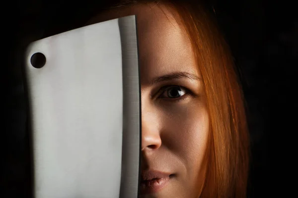 Middelbare Roodharige Vrouw Met Slagersmes Het Donker — Stockfoto