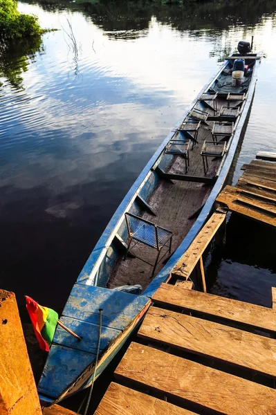 Barco amarrado en Río Yacuma —  Fotos de Stock