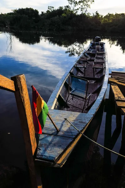 Båten ligger förtöjd i Rio Yacuma — Stockfoto