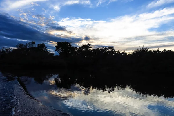 Pôr do sol. Barco atravessando a Amazônia . — Fotografia de Stock