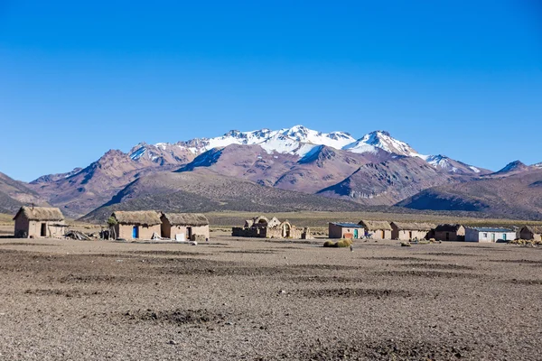 Pequeño pueblo de pastores de llamas en las montañas andinas. Un —  Fotos de Stock