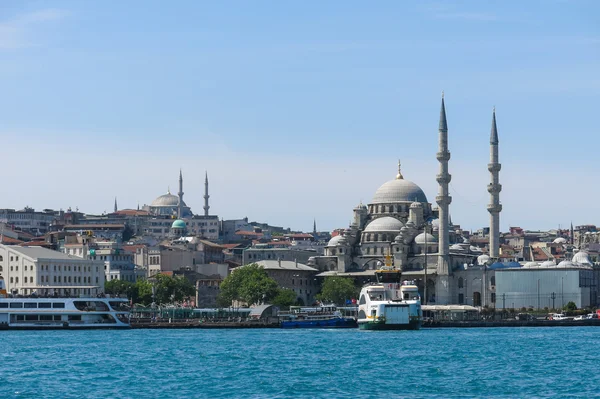 Nuova Moschea (Yeni Cami) dal fiume Bosforo — Foto Stock