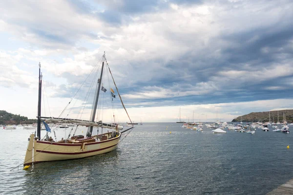 Vacker Utsikt Turistbåt Hamnen Cadaques Costa Brava Provinsen Girona Katalonien — Stockfoto