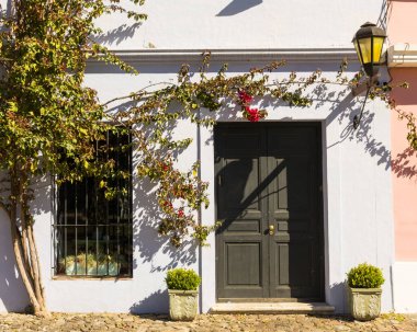 Uruguay 'ın Colonia del Sacramento şehrindeki eski bir Portekiz sömürge binasının cephesi. Uruguay 'ın en eski şehirlerinden biridir. UNESCO 'nun 1995' teki Dünya Mirası.