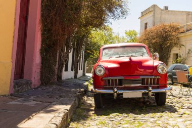 Uruguay 'ın Colonia del Sacramento şehrindeki kaldırım taşlarından birinde kırmızı otomobil. Uruguay 'ın en eski şehirlerinden biridir. UNESCO 'nun 1995' teki Dünya Mirası.