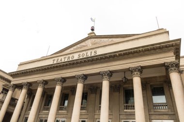 Montevideo 'nun en eski tiyatrosu olan ünlü Solis Tiyatrosu manzarası, Plaza Independencia, Montevideo, Uruguay' ın önünde yer almaktadır. Güney Amerika