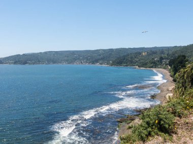 Plaj aşıkları (Playa de los enamorados), Niebla köyünden Pasifik Okyanusu 'na bakar. Valdivia Nehri 'nin ağzı ve ağzı. Valdivia, Los Rios Bölgesi, Şili 'nin güneyi