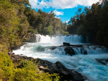 La Leona del Rio Fuy Şelalesi, 10 metre yüksekliğinde, Huilo Huilo Biyolojik Rezervi, Panguipulli, Rios Bölgesi, Güney Şili
