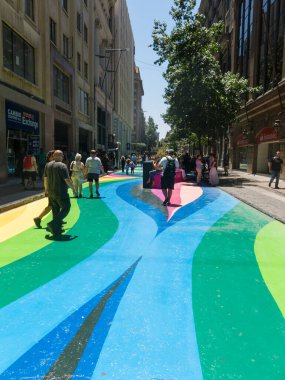 Santiago, Şili - 26 Ocak 2018: Şili vatandaşları Şili 'nin merkezindeki Bayrak Yürüyüşü' nden (İspanyolca Paseo Bandera) geçmektedir. Şili.