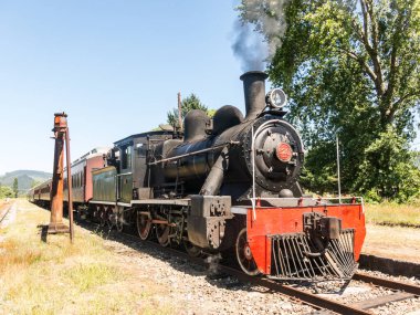 Valdivia, Şili, 13 Ocak 2018: Valdivia 'dan Antilhue' ye 1913 Kuzey Britanya lokomotifi 57 ile hareket eden Valdiviano adlı turist treni. Los Rios Bölgesi, Güney Şili.