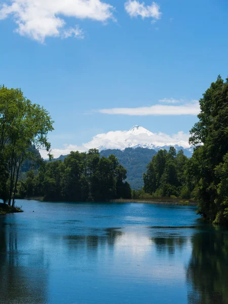 Besneeuwde Vulkaan Villarrica Verte Van Pullinque Lagune Het Chileense Patagonië — Stockfoto