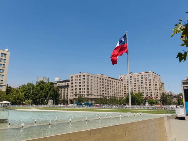 Santiago Chile Ledna 2018 Chilané Kráčejí Poblíž Obří Vlajky Avenida — Stock fotografie