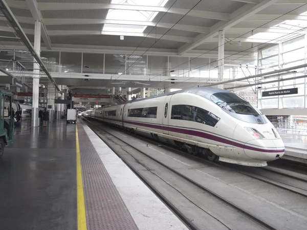 Train à grande vitesse dans la gare d'Atocha — Photo