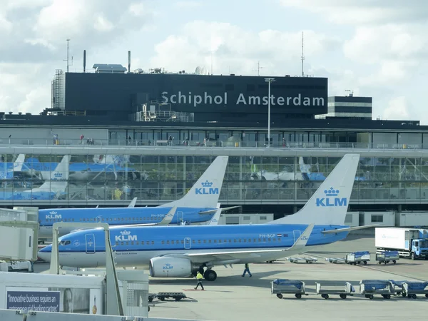 LM plane being loaded at Schiphol Airport — Stock Photo, Image