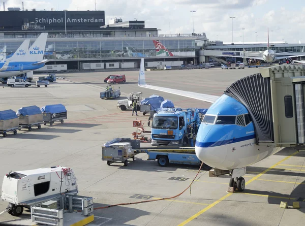 Schiphol Havaalanı yüklenmekte olan Lm uçak 
