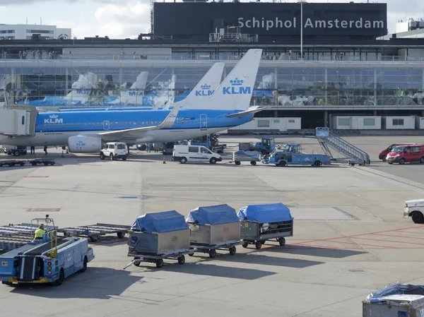 LM plane being loaded at Schiphol Airport — Stock Photo, Image