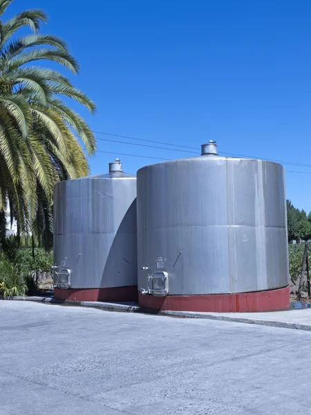 Alguns tanques de fermentação metálicos de vinho — Fotografia de Stock