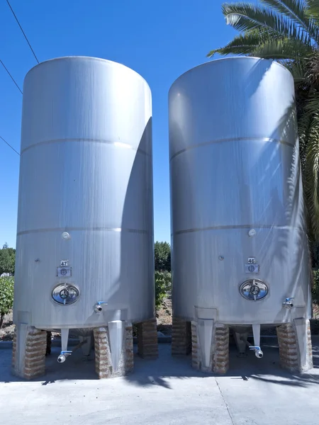 Alcune vasche di fermentazione metallica del vino — Foto Stock