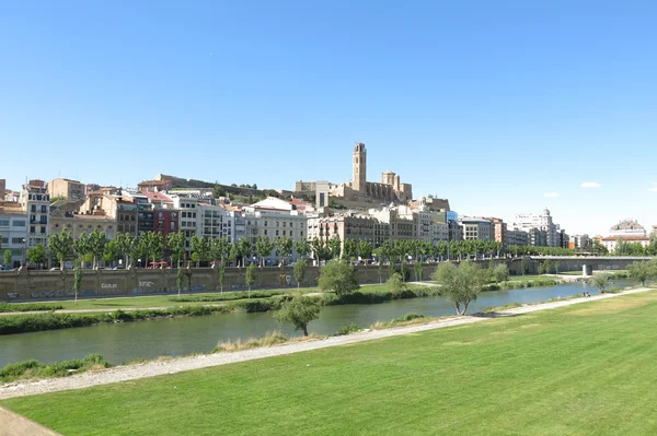 Il fiume Segre mentre attraversa la città di Lleida — Foto Stock