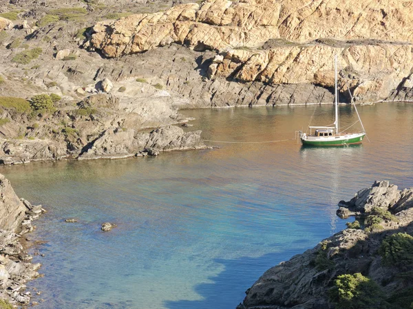 Boten op de Middellandse zee baai. Spanje — Stockfoto