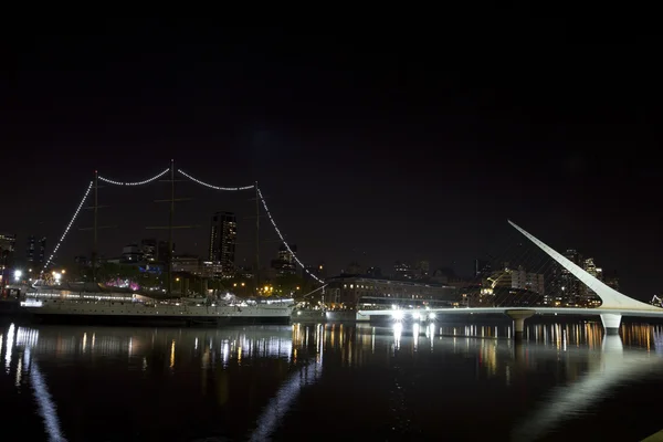 Buenos Aires, Argentína. Puerto Madero éjjel — Stock Fotó