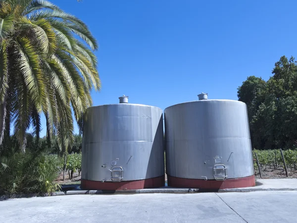 Biraz şarap metalik fermantasyon tankları — Stok fotoğraf