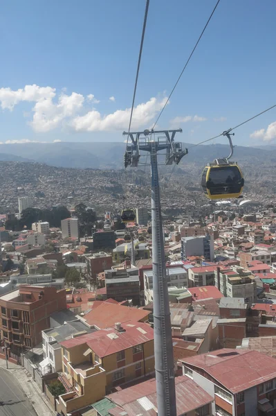 城市景观的拉巴斯，玻利维亚与伊伊马尼山山在 th 上升 — 图库照片