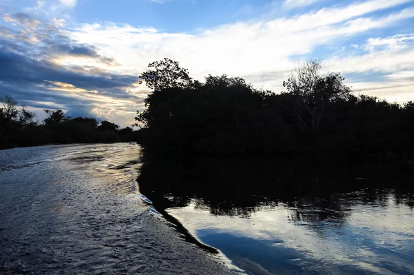 Puesta de sol. Barco que cruza el Amazonas . — Foto de Stock